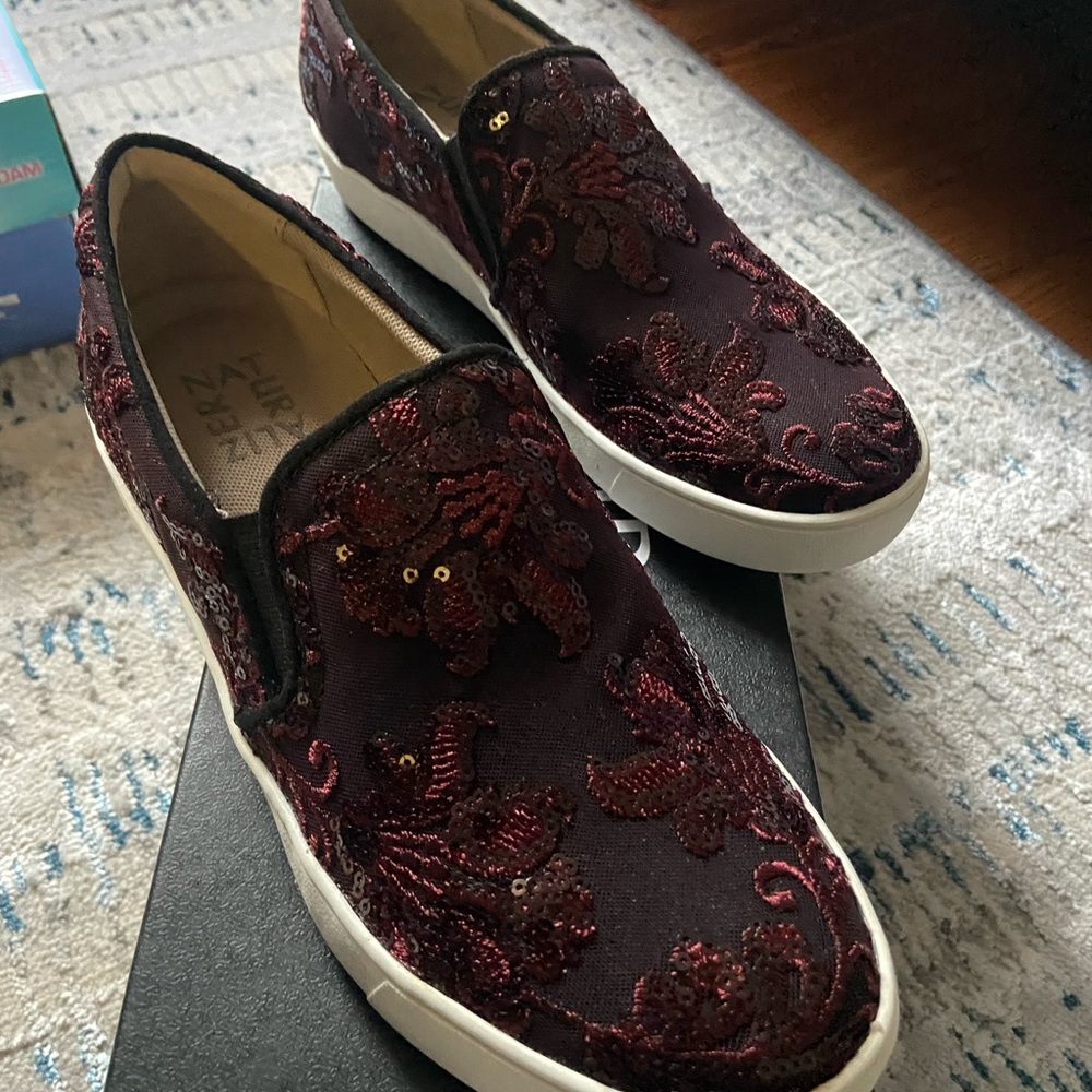 Naturalizer Marianne Bordo Lace with Sequins Loafers.  Size 7. NWB